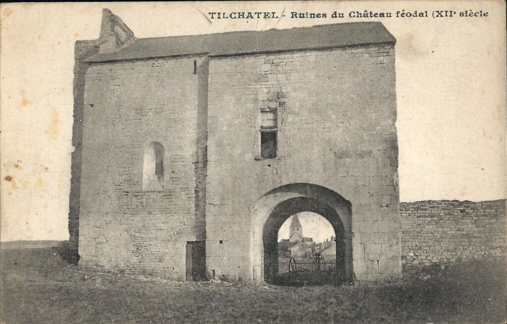 Postcard photo of a castle tower, gate and wall