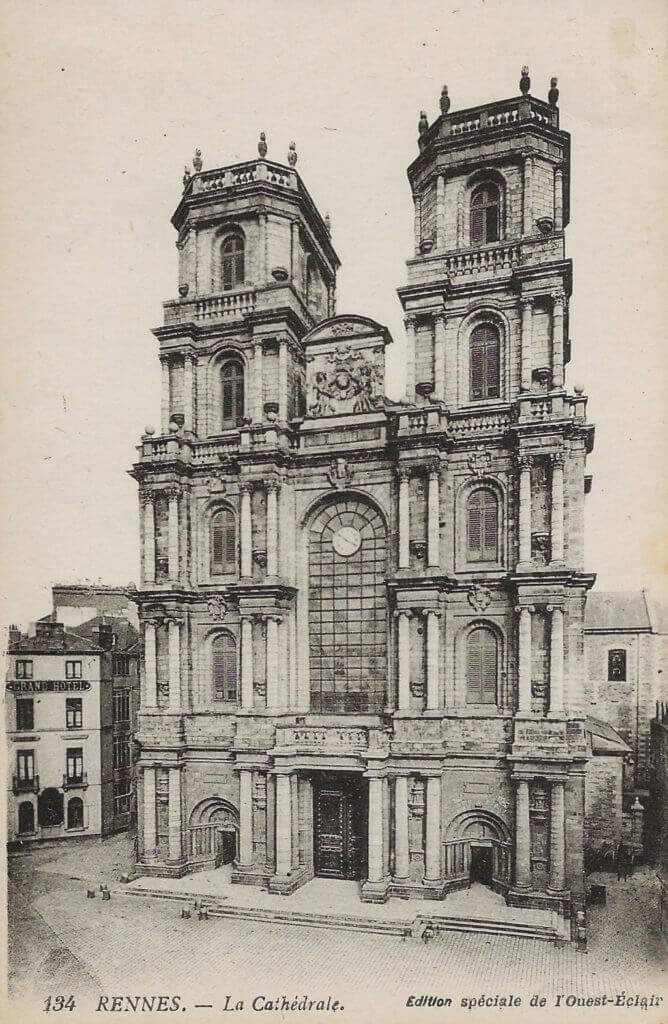 Postcard photo showing the front of the Rennes Cathedral